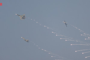 Su-30MK2 đồng loạt thả đạn nhiễu rực sáng bầu trời TP.HCM sáng 30/4