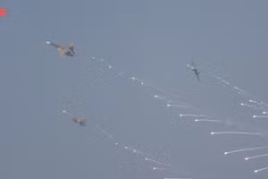 Su-30MK2 đồng loạt thả đạn nhiễu rực sáng bầu trời TP.HCM sáng 30/4