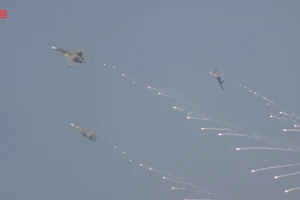 Su-30MK2 đồng loạt thả đạn nhiễu rực sáng bầu trời TP.HCM sáng 30/4