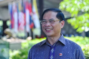 Bộ trưởng Ngoại giao Bùi Thanh Sơn trong trang phục họa tiết batik đặc trưng của Indonesia.