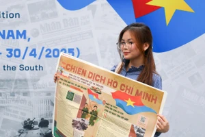 Nhiều bạn trẻ xếp hàng tại triển lãm để nhận phụ san đặc biệt của Báo Nhân Dân. Ảnh: THẾ ĐẠI