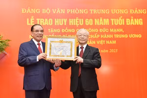 [Ảnh] Tổng Bí thư Nguyễn Phú Trọng trao Huy hiệu 60 năm tuổi Đảng tặng nguyên Tổng Bí thư Nông Đức Mạnh