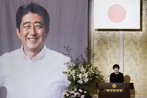 Phu nhân cố Thủ tướng Nhật Bản Abe Shinzo, bà Akie, phát biểu tại Lễ Tưởng niệm một năm ngày ông Abe bị sát hại, tại Tokyo, ngày 8/7/2023. (Ảnh: Kyodo/TTXVN)