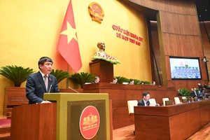 Chủ nhiệm Văn phòng Quốc hội Bùi Văn Cường trình bày Báo cáo giải trình, tiếp thu, chỉnh lý dự thảo Nghị quyết về hoạt động chất vấn tại Kỳ họp thứ 6. (Ảnh: DUY LINH)