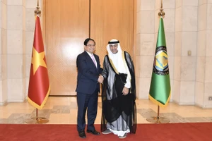 Thủ tướng gặp gỡ Tổng Thư ký GCC Jassim Muhammad Al-Budaiwi.