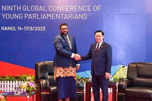 Chủ tịch Quốc hội Vương Đình Huệ và Chủ tịch Quốc hội Tonga Lorre Fakafanua tại buổi tiếp.