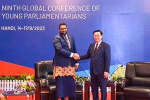 Chủ tịch Quốc hội Vương Đình Huệ và Chủ tịch Quốc hội Tonga Lorre Fakafanua tại buổi tiếp.