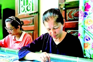 Các sản phẩm thêu ren Văn Lâm ngày càng được đổi mới, đáp ứng thị hiếu của du khách. (Ảnh SỞ DU LỊCH NINH BÌNH)