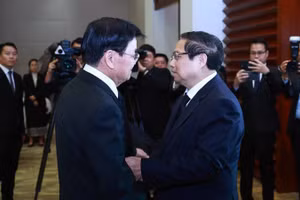 Thủ tướng Phạm Minh Chính gặp Tổng Bí thư, Chủ tịch nước CHDCND Lào Thongloun Sisoulith. (Ảnh: DƯƠNG GIANG/TTXVN)