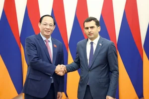 Phó Chủ tịch Quốc hội Trần Quang Phương gặp Phó Chủ tịch thứ nhất Quốc hội Armenia Hakob Arshakyan. (Ảnh: TTXVN)