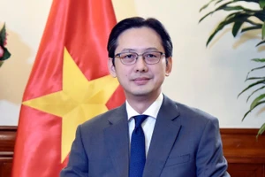 Thứ trưởng Ngoại giao Đỗ Hùng Việt, Trưởng SOM ASEAN Việt Nam chia sẻ với báo chí. (Ảnh: BNG)