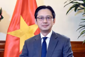 Thứ trưởng Ngoại giao Đỗ Hùng Việt, Trưởng SOM ASEAN Việt Nam chia sẻ với báo chí. (Ảnh: BNG)