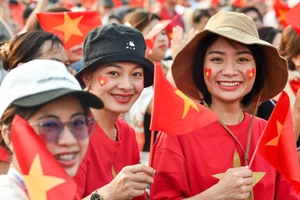 Từ sớm, từng dòng người đã đổ về khu vực tổ chức lễ kỷ niệm, mang theo lá cờ đỏ sao vàng rực rỡ cùng niềm tự hào hiện rõ trên từng ánh mắt, nụ cười. (Ảnh: THÀNH ĐẠT)