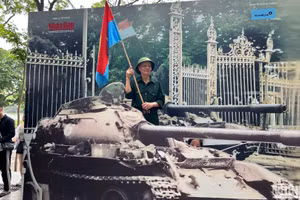 Ông Dương Văn Sáng, cựu chiến binh, bồi hồi sống lại những khoảnh khắc lịch sử, tại Triển lãm tương tác của Báo Nhân Dân. (Ảnh: HẢI YẾN)