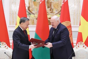 Tổng Bí thư Tô Lâm và Tổng thống Aleksandr Lukashenko ký Tuyên bố chung về việc thiết lập quan hệ Đối tác chiến lược Việt Nam-Belarus. (Ảnh: Thống Nhất/TTXVN)