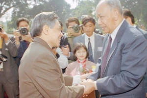 Tổng Bí thư Lê Khả Phiêu đón Chủ tịch Đảng, Chủ tịch nước Lào Khamtay Siphandone thăm hữu nghị chính thức Việt Nam, năm 1999. (Ảnh: TTXVN)