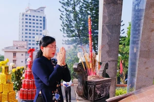 Đồng chí Nguyễn Thanh Hải, Ủy viên Trung ương Đảng, Bí thư Tỉnh ủy dẫn đầu Đoàn đại biểu của tỉnh dâng hương tưởng niệm các liệt sĩ tại Đài Liệt sĩ tỉnh Thái Nguyên.