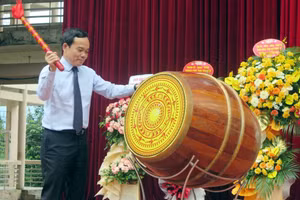 Phó Thủ tướng Trần Lưu Quang đánh trống khai giảng năm học mới của Trường phổ thông vùng cao Việt Bắc.