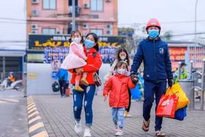 Công nhân Thái Nguyên hân hoan khi được Liên đoàn Lao động tỉnh tổ chức hơn 200 chuyến xe đưa về 16 tỉnh ăn Tết và đón trở lại làm việc sau Tết.