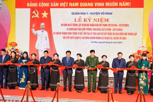 Các đại biểu cắt băng khánh thành công trình tu bổ di tích.