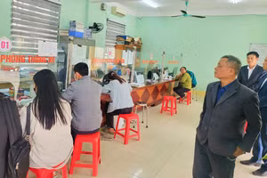 Cán bộ, công chức bộ phận một cửa xã Hợp Tiến, huyện Đồng Hỷ (Thái Nguyên) tiếp nhận và giải quyết thủ tục hành chính của người dân ngay từ sáng mồng 6 Tết