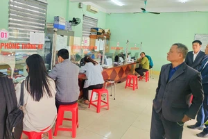 Cán bộ, công chức bộ phận một cửa xã Hợp Tiến, huyện Đồng Hỷ (Thái Nguyên) tiếp nhận và giải quyết thủ tục hành chính của người dân ngay từ sáng mồng 6 Tết