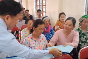 Cán bộ xã Quang Sơn, huyện Đồng Hỷ tuyên truyền pháp luật về hôn nhân gia đình đối với người dân.