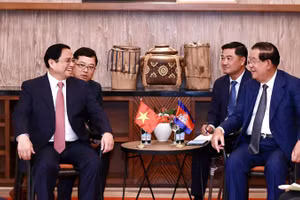 Thủ tướng Phạm Minh Chính gặp Thủ tướng Campuchia Hun Sen nhân dịp sang dự Hội nghị cấp cao ASEAN lần thứ 42 tại Labuan Bajo, Indonesia. (Ảnh: Dương Giang/TTXVN)