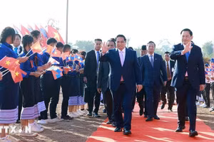 Thủ tướng Phạm Minh Chính và Thủ tướng Lào Sonexay Siphandone đến dự Lễ động thổ dự án Công viên Hữu nghị Lào-Việt Nam. (Ảnh: Dương Giang/TTXVN)