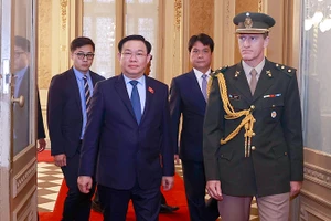 Chủ tịch Quốc hội Vương Đình Huệ đến hội kiến Tổng thống Argentina Alberto Fernandez. (Ảnh Doãn Tấn)