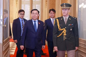 Chủ tịch Quốc hội Vương Đình Huệ đến hội kiến Tổng thống Argentina Alberto Fernandez. (Ảnh Doãn Tấn)