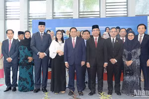 Thủ tướng Phạm Minh Chính và Phu nhân chụp ảnh lưu niệm với lãnh đạo Đại học quốc gia Brunei Darussalam.