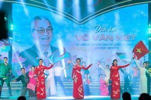 Chương trình nghệ thuật “Dấu ấn Võ Văn Kiệt”. (Ảnh: Dương Giang/TTXVN)