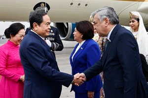 Lễ đón Chủ tịch Quốc hội Trần Thanh Mẫn và Phu nhân tại Sân bay quốc tế Islam Karimov Tashkent. (Ảnh: Doãn Tấn/TTXVN)