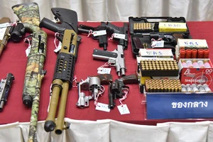 Một số vũ khí bất hợp pháp cảnh sát thu giữ trong các đợt vây ráp. (Ảnh: Bưu điện Bangkok)