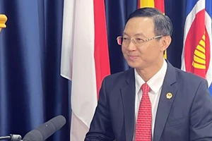 Đại sứ Việt Nam tại Singapore Trần Phước Anh trả lời phỏng vấn của phóng viên TTXVN. (Ảnh: Tất Đạt/TTXVN)