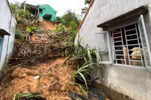 Sạt lở đất gây mất an toàn cho các nhà dân phía sau Bệnh viện Đa khoa khu vực miền núi phía Bắc Quảng Nam.