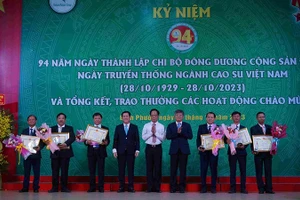 Trao bằng khen các cá nhân đạt giải "Phú Riềng Đỏ" năm 2023.