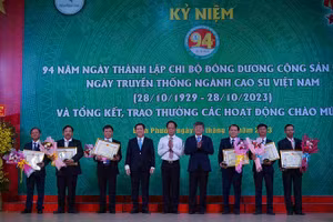 Trao bằng khen các cá nhân đạt giải "Phú Riềng Đỏ" năm 2023.