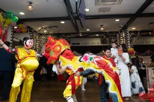 Người Việt múa lân đón Trung thu tại Nga. (Ảnh: THANH THỂ) 