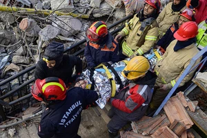 Một bé gái 12 tuổi được giải cứu dưới những đống đổ nát sau trận động đất ở Hatay, Thổ Nhĩ Kỳ, ngày 12/2/2023. (Nguồn: AFP/TTXVN)