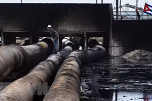 Hiện trường vụ hỏa hoạn tại kho chứa nhiên liệu bên Vịnh Matanzas, Cuba. (Ảnh: AFP/TTXVN)