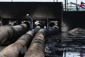 Hiện trường vụ hỏa hoạn tại kho chứa nhiên liệu bên Vịnh Matanzas, Cuba. (Ảnh: AFP/TTXVN)