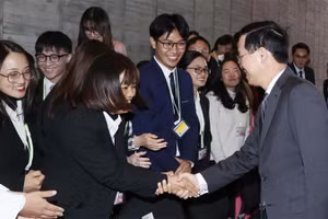 Chủ tịch nước Võ Văn Thưởng với học sinh Việt Nam đang học tại Trường Đại học Kyushu. (Ảnh: TTXVN)