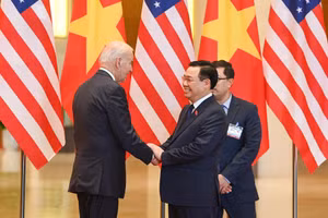 Chủ tịch Quốc hội Vương Đình Huệ chào mừng Tổng thống Hoa Kỳ Joe Biden đến Nhà Quốc hội.