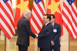 Chủ tịch Quốc hội Vương Đình Huệ chào mừng Tổng thống Hoa Kỳ Joe Biden đến Nhà Quốc hội.