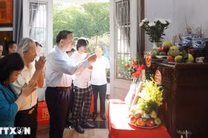 Tổng Bí thư, Chủ tịch nước Tô Lâm dâng hương tưởng niệm nhạc sĩ Văn Cao - tác giả Quốc ca Việt Nam. (Ảnh: TTXVN)