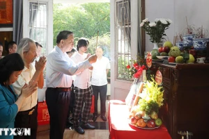 Tổng Bí thư, Chủ tịch nước Tô Lâm dâng hương tưởng niệm nhạc sĩ Văn Cao - tác giả Quốc ca Việt Nam. (Ảnh: TTXVN)