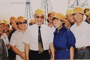 Thủ tướng Võ Văn Kiệt với các kỹ sư, công nhân ngành điện. (Ảnh tư liệu gia đình Thủ tướng)