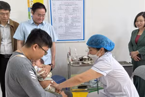 Tiêm vaccine phòng bệnh sởi cho trẻ em tại Trạm Y tế phường Phúc Lợi (quận Long Biên, Hà Nội).